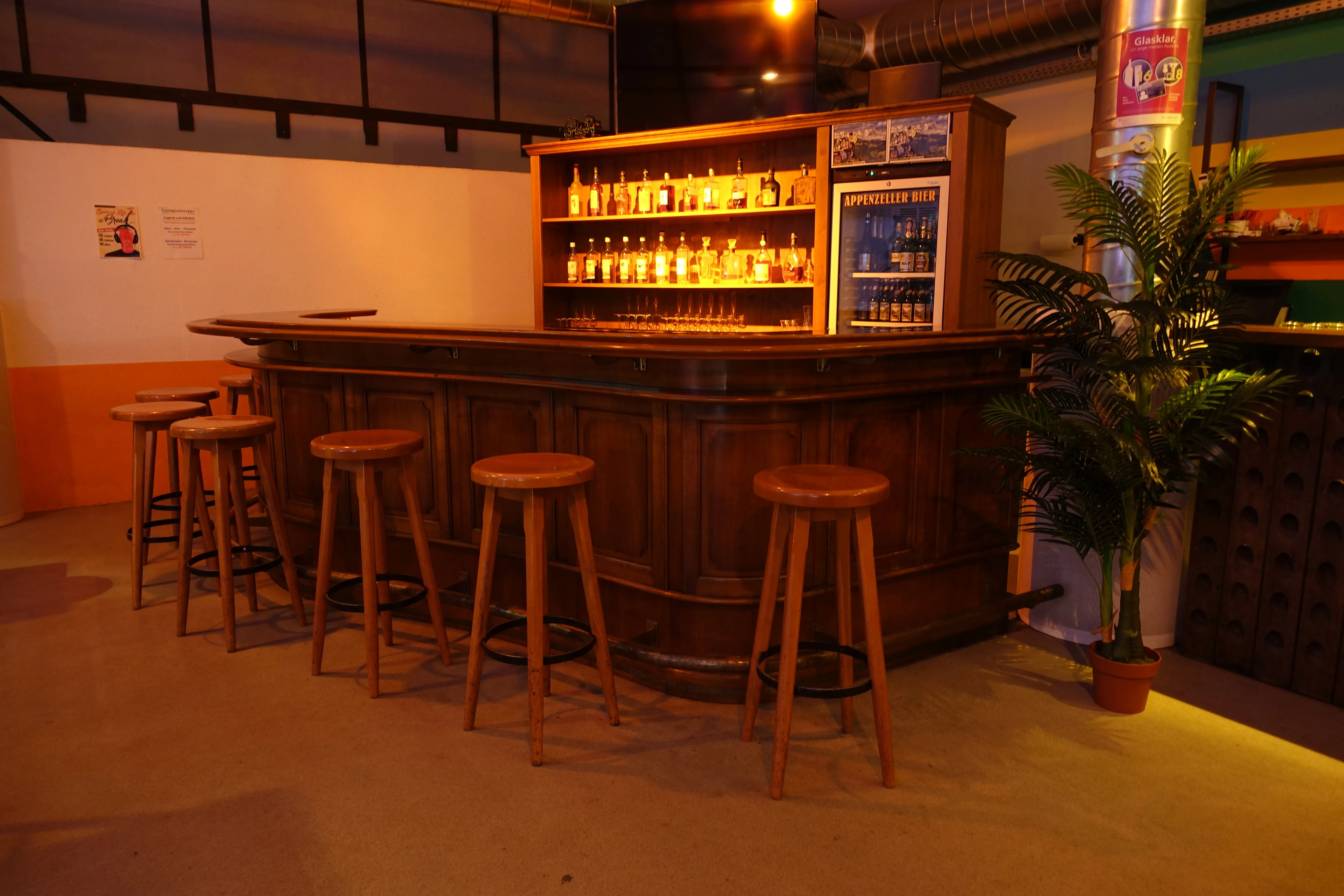 Nichtraucher-Bereich mit Bar und Sitzplätzen