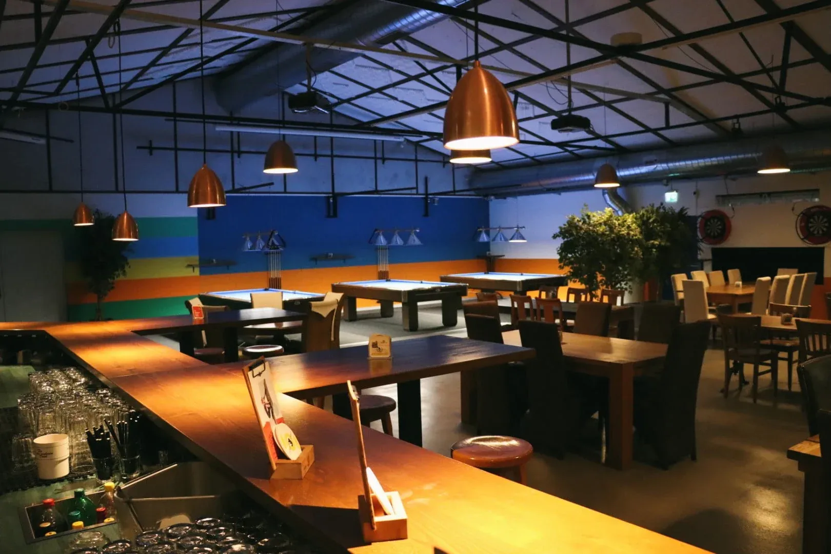 Nichtraucher-Bereich mit Bar und Sitzplätzen